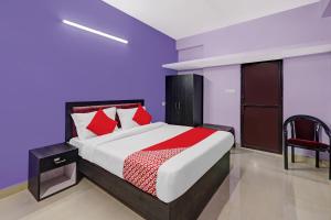 1 dormitorio con 1 cama y 1 silla en OYO Flagship 24 Stays, en Chinhat