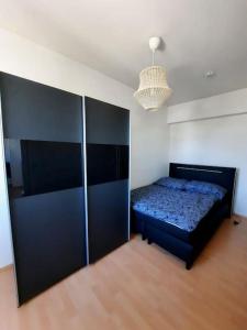 a bedroom with a bed and a large closet at City-Wohnung mit Ausblick in Bochum