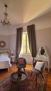 Postel nebo postele na pokoji v ubytování Le Manoir du Moulin de Madame + 35 fotografií