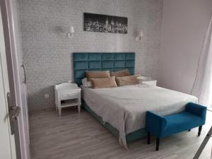 - une chambre avec un lit bleu et une chaise bleue dans l'établissement appartement cosy et chaleureux, à Rabat
