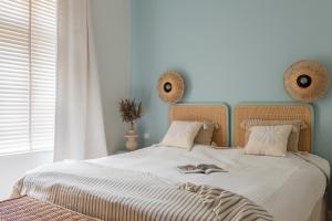 Ein Bett oder Betten in einem Zimmer der Unterkunft BALTICA Family Apartment with Garden & Parking space, 2 BR, 300m to the Beach & Montecassino