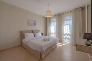 Postel nebo postele na pokoji v ubytování Modern 1BR, Mangroovy, Gouna - 1BR, Pool, & Beach