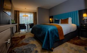 Giường trong phòng chung tại Greenhills Hotel Limerick