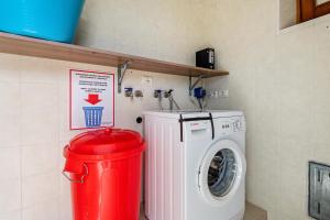 eine Waschküche mit einer Waschmaschine und einem Hydrant in der Unterkunft Residence Tatiana B1 in Tremosine sul Garda