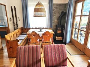 Ein Sitzbereich in der Unterkunft Deluxe Panorama Apartment-Maibrunn-Alm