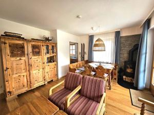 ein Wohnzimmer mit einem Tisch und einem Sofa sowie ein Schlafzimmer in der Unterkunft Deluxe Panorama Apartment-Maibrunn-Alm in Bad Kleinkirchheim + 29 Fotos