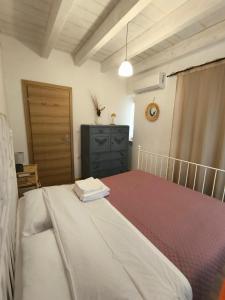 Postel nebo postele na pokoji v ubytování Dafnis Apartment Corfu Town