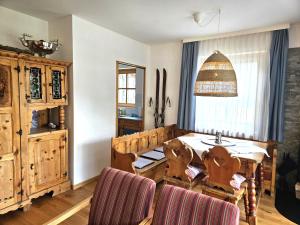 ein Esszimmer mit einem Holztisch und einem Fenster in der Unterkunft Deluxe Panorama Apartment-Maibrunn-Alm in Bad Kleinkirchheim