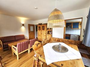 Ein Sitzbereich in der Unterkunft Deluxe Panorama Apartment-Maibrunn-Alm
