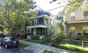 una casa verde con un coche aparcado delante de ella en COSY and HOMEY with ALL, en New Haven