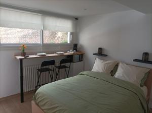 um quarto com uma cama e uma cozinha com um balcão em LE 16 CHAMBRES D'HÔTE em Friville-Escarbotin