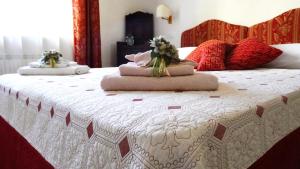 Una cama con tres almohadas encima. en B&B Myosotis, en Pisa