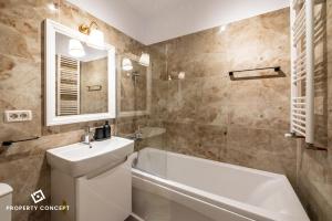 ein Badezimmer mit Waschbecken, Toilette und Badewanne in der Unterkunft Central Residence Apartment 928 in Vatra Mînăstirii Cotroceni + 20 Fotos