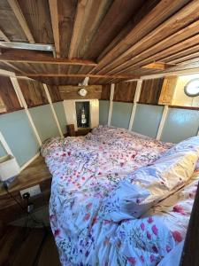 Posto letto in camera con soffitto in legno. di Swallowfield Glamping-Unsinkable a Yeovil
