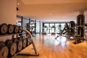 un gimnasio con un montón de equipamiento en una habitación en Exclusive Resort - Appartement 1 chambre avec parking-piscine-gym, en Saint-Tropez