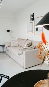 Sala de estar blanca con sofá blanco en Terra Apartment en Eretria