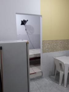 um quarto com um espelho com uma cama e uma mesa em Residencial Barbosa 103 em Macaé