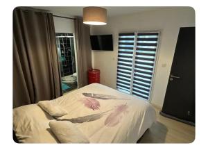 una camera da letto con un letto e un dipinto sopra di La petite Clavette a Clavette