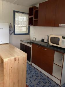 a small kitchen with a microwave and a counter at SOL DE LA PALMA in Quillota