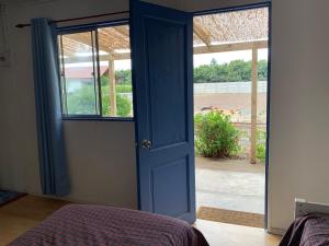 1 dormitorio con puerta azul y ventana en SOL DE LA PALMA, en Quillota