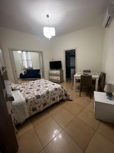 Schlafzimmer mit einem Bett, einem Tisch und einem Schreibtisch in der Unterkunft casa anna in Vico Equense