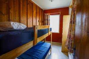 a bedroom with two bunk beds and a window at Chalets Lanaudière in Rawdon
