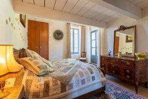 um quarto com uma cama, uma cómoda e um espelho em La Tour em Saint-Rémy-de-Provence