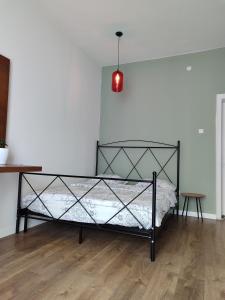 1 dormitorio con 1 cama con marco negro en Hostel Charming Double Private Room, en Pristina