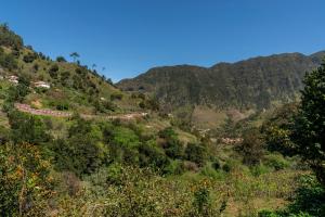 een kronkelende weg aan de kant van een berg bij Casas do Lanço by An Island Apart in São Vicente