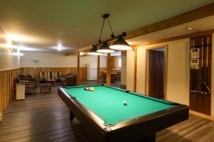 a pool table in the middle of a living room at Chalets Lanaudière in Rawdon