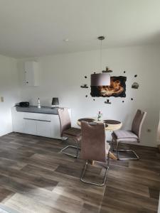 a kitchen with a table and chairs in a room at Ferienwohnung Am Stadtrand Garz Rügen in Garz