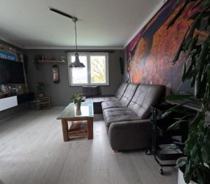 uma sala de estar com um sofá e uma mesa em Waterfriends em Timmendorfer Strand