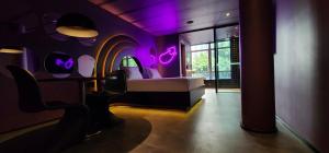 a room with purple lights on the wall at Andar de Cima Suítes in Sao Paulo