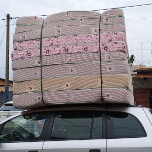 een stapel bagage op het dak van een auto bij Matelas PEB in Cotonou