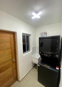 salon z telewizorem i drzwiami w obiekcie Residencial pancho 6 w mieście La Viva