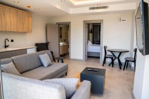een woonkamer met een bank en een tafel bij Bitez Adam Otel in Bodrum City