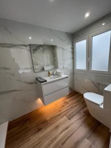 a bathroom with a sink and a toilet at Apartamento Oasis Mediterráneo in San Vicente del Raspeig