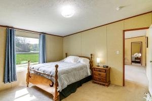 een slaapkamer met een bed en een raam bij Rural Kentucky Vacation Rental about 15 Mi to London! 