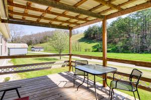 een terras met een tafel en stoelen bij Rural Kentucky Vacation Rental about 15 Mi to London! 