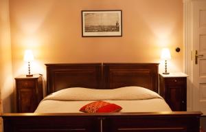 1 dormitorio con 1 cama con 2 mesitas de noche y 2 lámparas en Villa Pepita, en Międzygórze