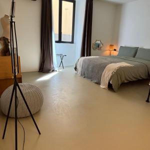 una camera con letto e treppiede di Pause Suite a Napoli