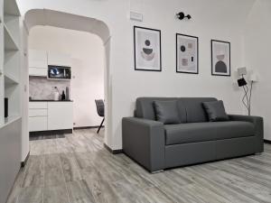 un soggiorno con divano e tavolo di Stylish Apartment Norcia a Norcia