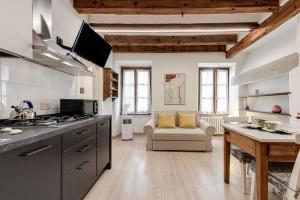 - une cuisine avec une cuisinière et un canapé dans la chambre dans l'établissement Tornabuoni City Center Florence, à Florence