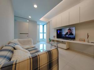 sala de estar con cama y TV. en Verve Suite Pemium 2 Bedroom #1-4 Pax #Midvally KL, en Kuala Lumpur