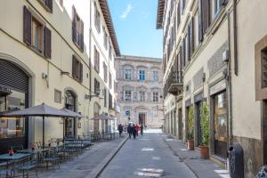 une rue vide avec des tables, des chaises et des bâtiments dans l'établissement Tornabuoni City Center Florence, à Florence
