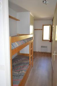 Appartement 7 couchages في Montvalezan: غرفة بسريرين بطابقين في منزل