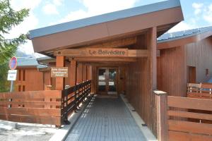 a building with a sign that reads la beaverride at Appartement 7 couchages in Montvalezan