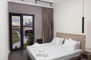 Säng eller sängar i ett rum på Chic Villa with many amenities, one of a kind in the country