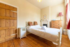 um quarto com uma cama e uma porta de madeira em Beautiful country cottage for 8 - great staycation em Wolverhampton