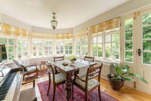 una sala da pranzo con tavolo e pianoforte di Beautiful Country Cottage for up to 8 in Wolverhampton a Wolverhampton